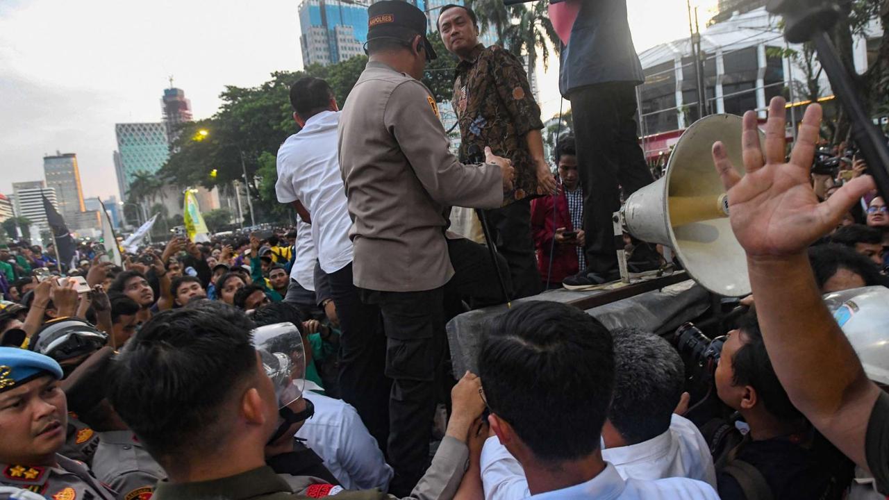 Mensesneg temui mahasiswa di aksi Indonesia Gelap