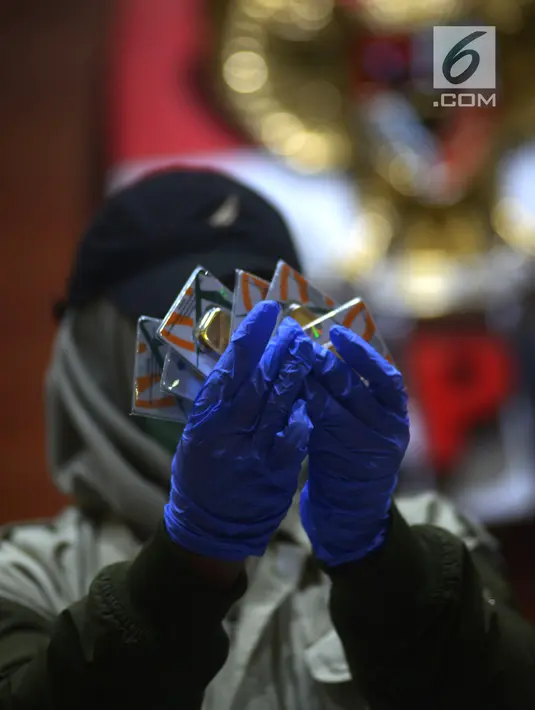Penyidik KPK menunjukkan barang bukti emas dalam OTT terhadap anggota Komisi XI Amin Santono, Jakarta, Sabtu (5/5). Diduga, suap untuk pemulusan usulan transfer anggaran perimbangan pusat-daerah dalam APBN-P 2018. (Merdeka.com/Imam Buhori)