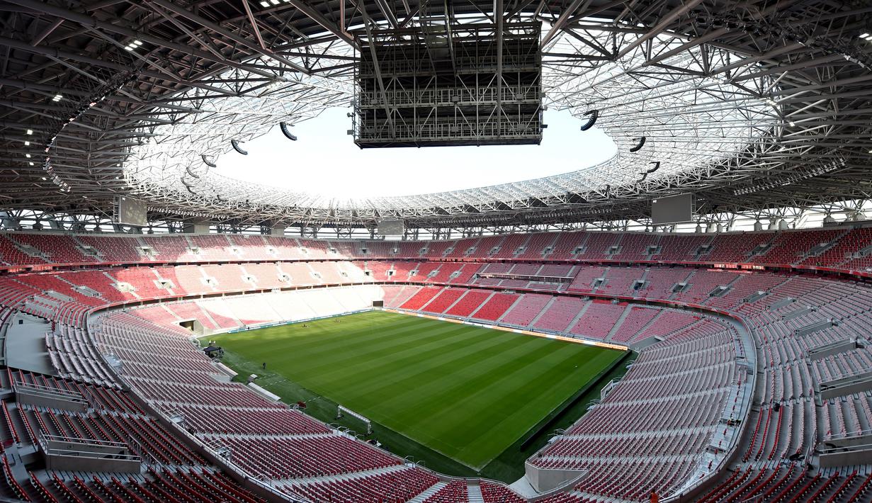 Pemandangan dalam stadion sepak bola Puskas Arena di Budapest, Hungaria, Senin (11/11/2019). Stadion ini nantinya akan menggelar tiga partai di Grup F Piala Eropa 2020. (ATTILA KISBENEDEK/AFP)