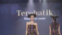 Model yang mengenakan hasil jadi wastra Jawa Tengah. (Foto: Dokumen/ Semarang Fashion Trend)