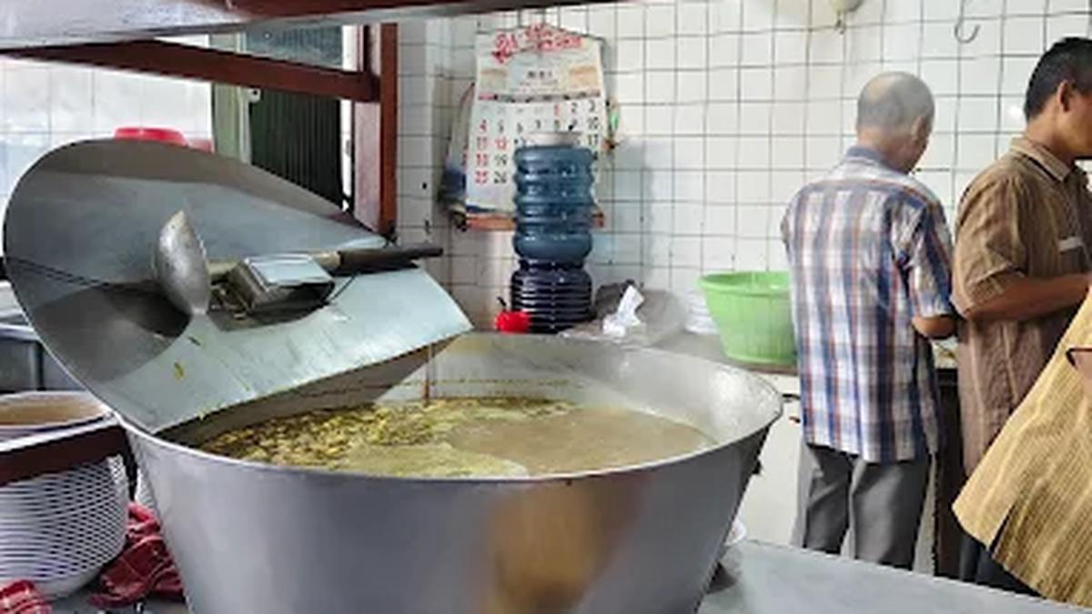 8 Rekomendasi Soto Ayam Ambengan di Surabaya, Enak dan Selalu Antre