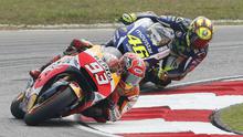 Pebalap Repsol Honda, Marc Marquez, terlibat insiden dengan pebalap Movistar Yamaha, Valentino Rossi, di MotoGP Malaysia, Minggu (25/10/2015). (Reuters/Olivia Harris)