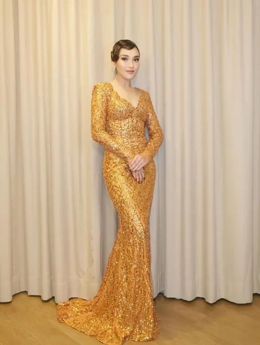 Gala look Ayu Ting Ting yang satu ini juga tak boleh dilewatkan. Sebuah dress emas lengan panjang penuh payet berkilauan ini membalut tubuh Ayu dengan amat baik, dipadu gaya rambut dan makeup bernuansa serasi. [Foto: Instagram/ayutingting92]