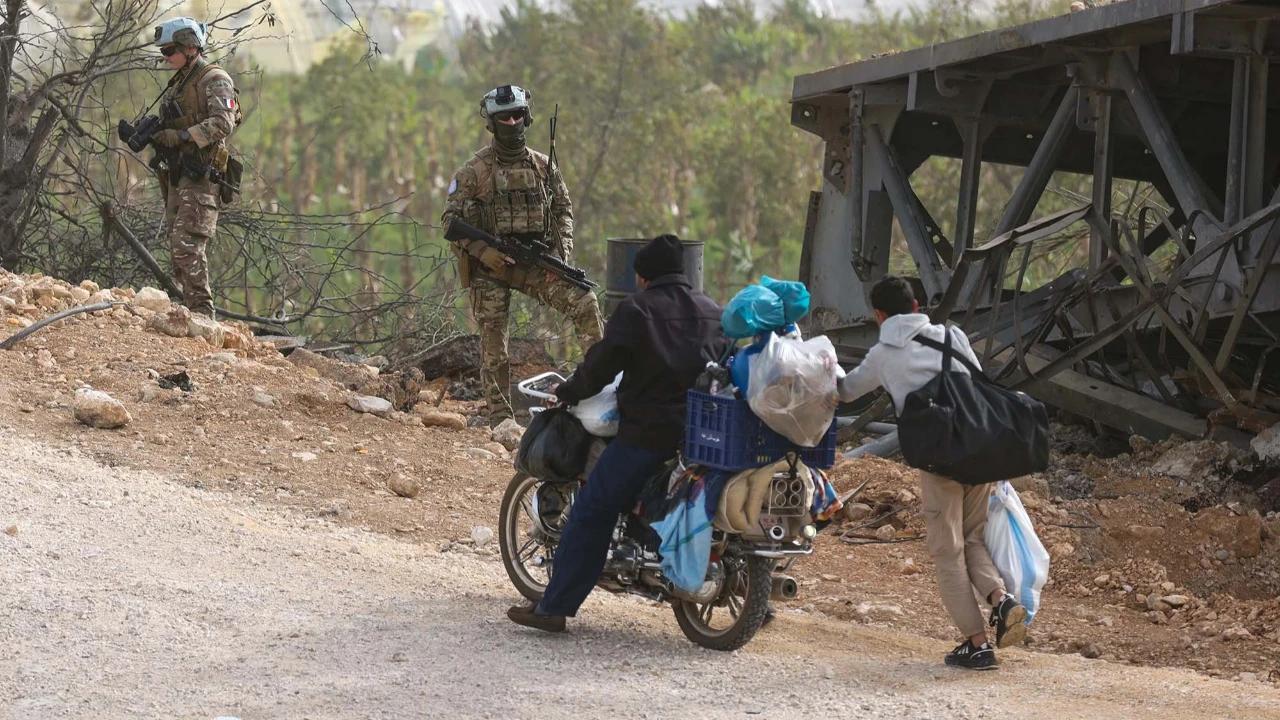 FOTO: Patroli Pasukan UNIFIL  di Tengah Kepulangan Warga Lebanon Selatan