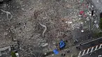 Penyelidik bekerja di lokasi ledakan di Koriyama, Prefektur Fukushima, Jepang utara, Kamis, (30/7/2020). Setidaknya lebih dari puluhan orang terluka dan dibawa ke rumah sakit setelah ledakan akibat kebocoran gas menghantam dinding, jendela, dan bangunan di lingkungan tersebut. (Berita Kyodo via AP)
