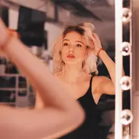 Rambut blonde (Photo by Mikail Duran on Unsplash)