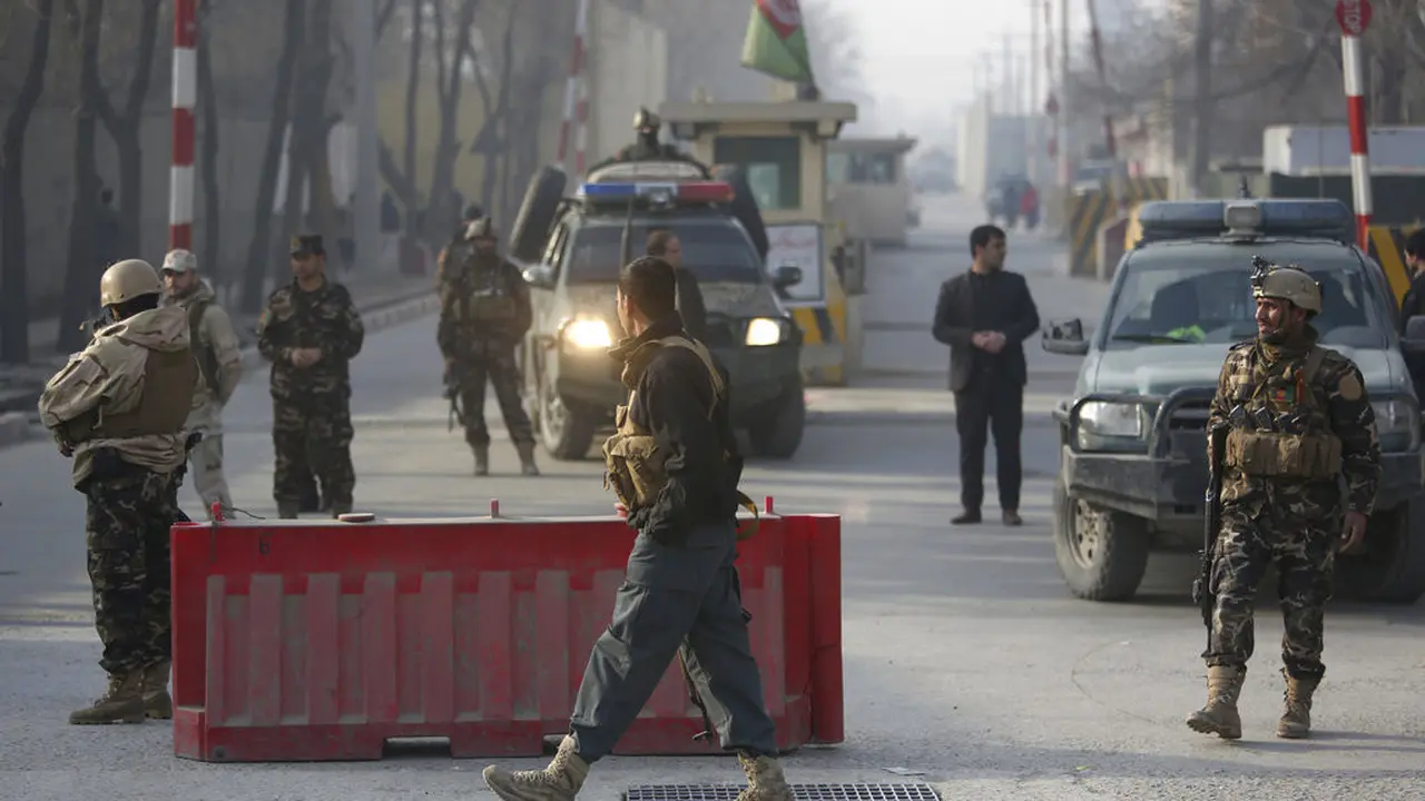 Perosonel keamanan Afghanistan berada di dekat lokasi terjadinya bom bunuh diri di Kabul