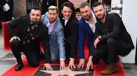 Personel boyband NSYNC Chris Kirkpatrick, Lance Bass, JC Chasez, Joey Fatone dan Justin Timberlake berfoto bersama saat menerima Hollywood Walk of Fame di Los Angeles (30/4). (Jordan Strauss / Invision / AP)