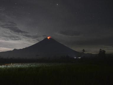 Gunung Semeru mengeluarkan material vulkanik saat erupsi terlihat dari Kabupaten Lumajang, Provinsi Jawa Timur, Selasa (7/12/2021). Gunung Semeru mengalami erupsi sekitar pukul 15.30 WIB, Sabtu (4/12/2021) siang. (AP Photo/Hendra Permana)