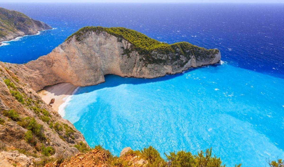 8.&nbsp;Pantai Navagio Yunani - 'DESCENDANTS OF THE SUN'