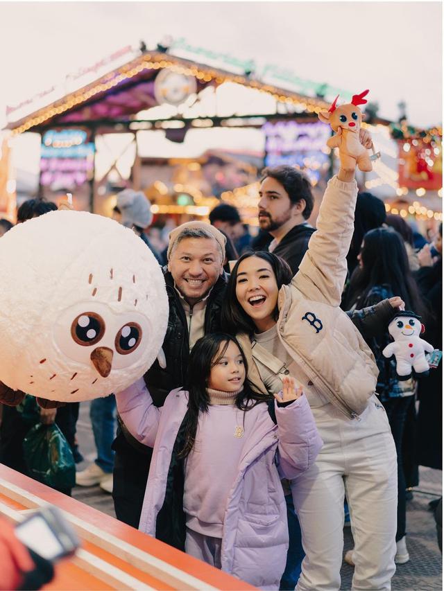 Kebersamaan Gading, Gempi dan Gisel saat kunjungi Winter Wonderland di London