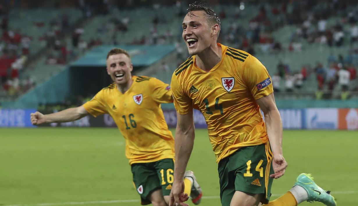 Connor Roberts. Bek sayap kanan berusia 25 tahun ini sukses membawa Swansea City kembali bermain di Premier League musim depan. Di Euro 2020 bersama Timnas Wales ia telah tampil 2 kali dengan mencetak 1 gol ke gawang Turki dalam kemenangan 2-0. (Foto: AP/Pool/Tolga Bozoglu)