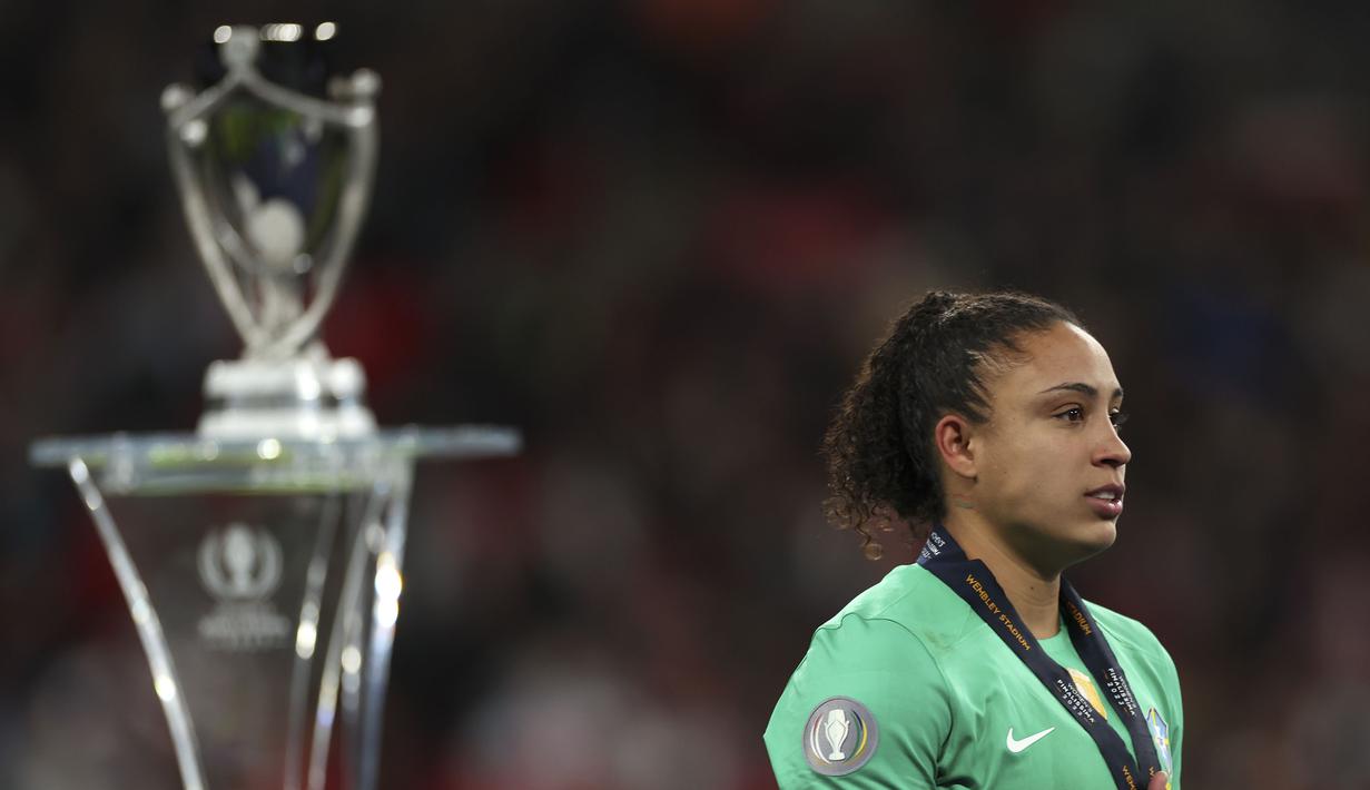 Reaksi kecewa kiper Brasil, Leticia setelah gagal memenangkan laga Finalisima Putri 2023 di Stadion Wembley, London, Jumat (07/04/2023) WIB. Tim Samba secara dramatis kalah dari Timnas Inggris dengan skor 2-4 dalam babak adu penalti setelah bermain imbang 1-1 di waktu normal. (AP Photo/Ian Walton)