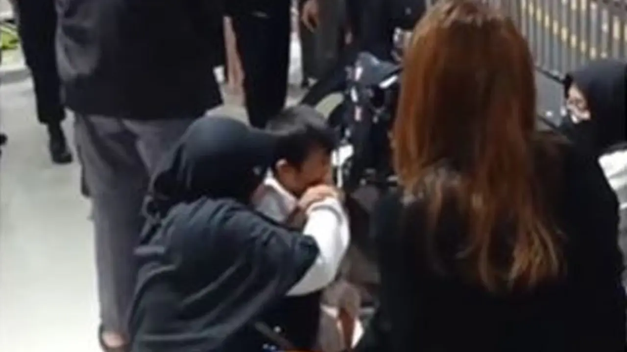 Ibu Marah dan Pukuli Anaknya di Depan Umum karena Ketinggalan Kereta, Warganet Khawatir Nasib Sang Anak