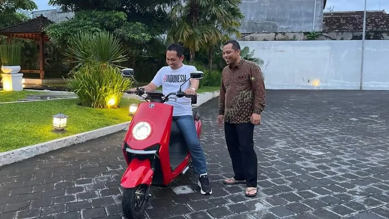 Bupati Lumajang Thoriqul Haq mencoba motor listrik di rumah dinasnya (Istimewa)