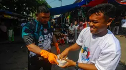 Lomba panco ini diikuti puluhan pedagang dan pengunjung pasar dalam rangka meramaikan pasar tradisional. (merdeka.com/Arie Basuki)