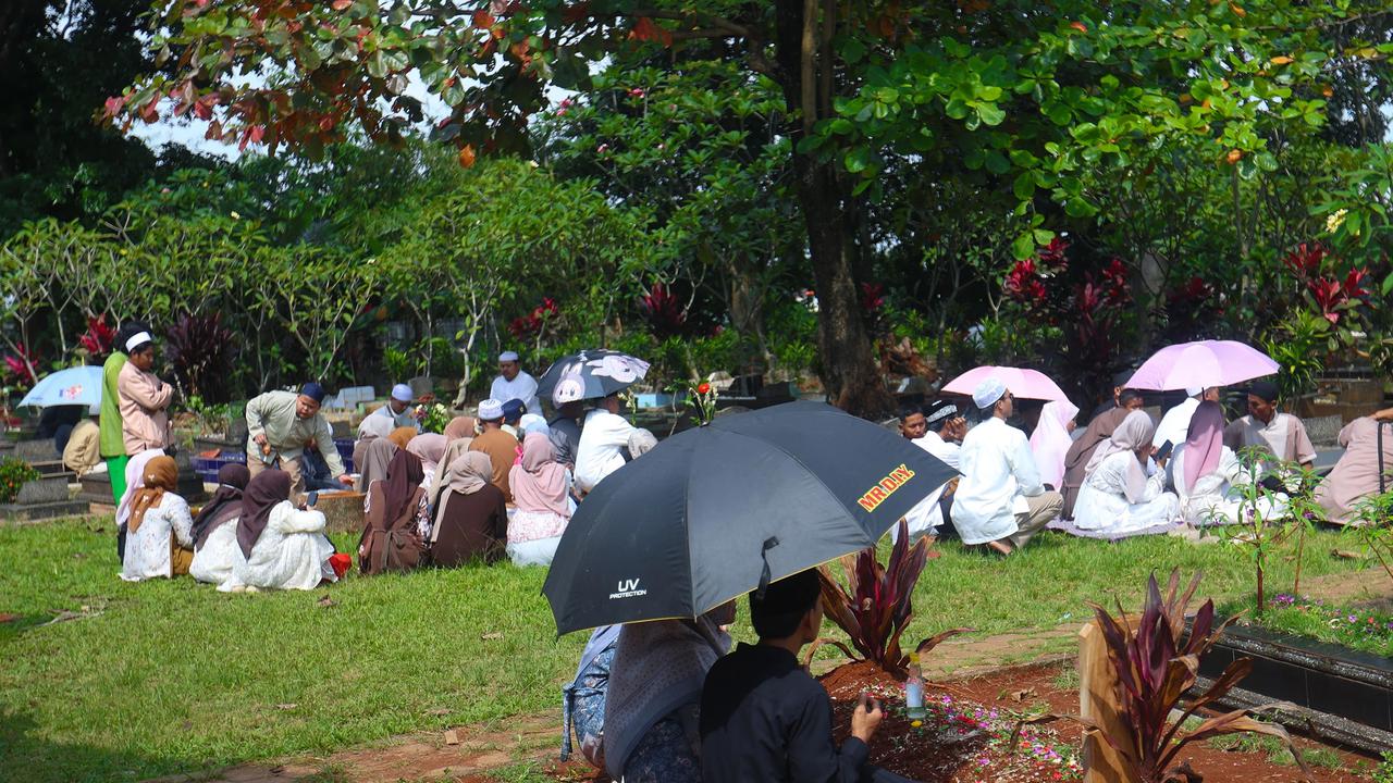 FOTO: Tradisi Ziarah Kubur Usai Shalat  Idul Fitri