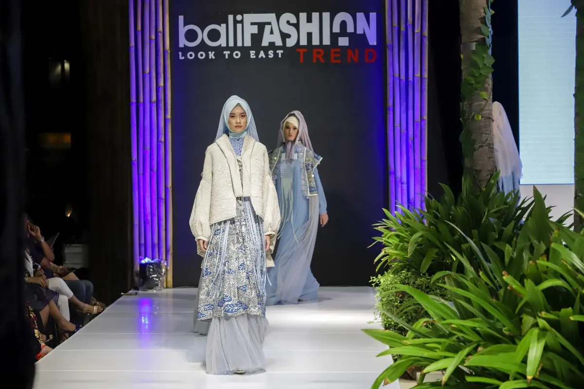Busana Hijab Lebih Modis dengan Gaya Layering