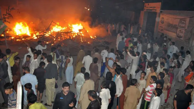 Massa pendemo membakar kendaraan dalam kerusuhan berdarah di Kasur, Pakistan (AP)