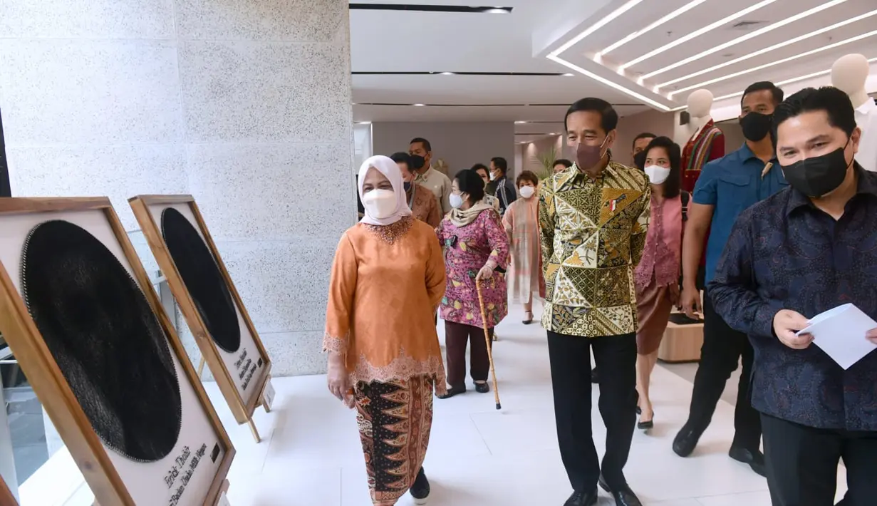 Iriana Jokowi juga turut mendampingi Presiden Jokowi dalam peresmian Sarinah setelah direvitalisasi. Iriana Jokowi tampil nyentrik dengan mengenakan atasan baju kurung berwarna oranye yang dipadukan dengan kain batik. Untuk kenyamanan berkeliling Sarinah, Iriana pun mengenakan puffy sneakers berwarna hitam putih. (Sekretariat Presiden)