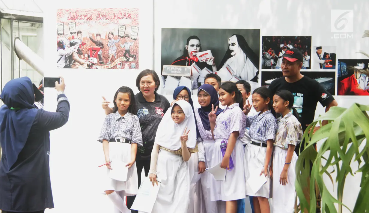 Siswa SD Negeri Menteng 01 foto bersama dalam pameran fotografi Rekam Jakarta di Taman Menteng, Kamis (29/8/2019). Kegiatan tersebut dalam rangka edukasi bagi siswa mengenal profesi foto jurnalistik. (Liputan6.com/Marsha Aulia)