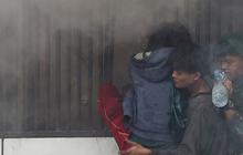 FOTO: Drama Penyelamatan Warga Saat Gedung Terbakar di Tengah Ricuh Kwitang