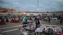 Warga menyiapkan makanan untuk buka di pantai Rabat, Maroko (9/6). Selama Ramadan, banyak warga Maroko berkunjung ke pantai menikmati angin Atlantik dan menikmati pemandangan laut. (AP Photo/Mosa'ab Elshamy)