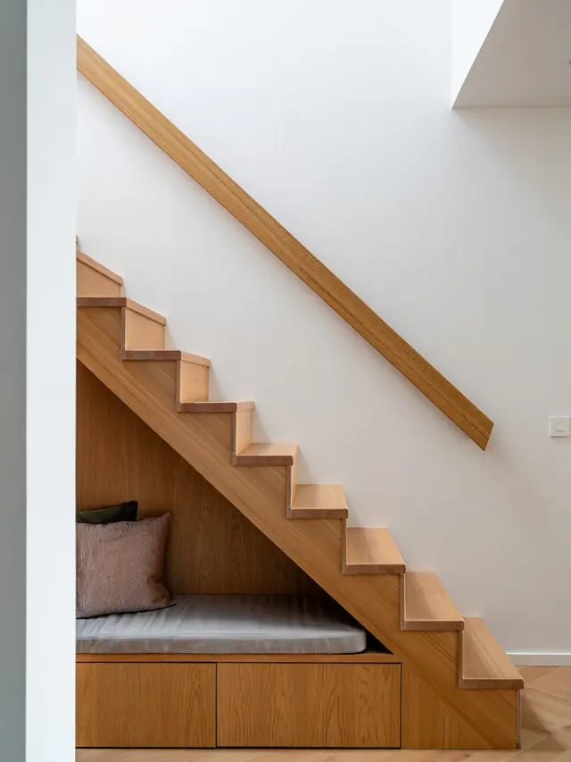 Desain Tangga Rumah Sempit (Foto: Reve Art AI)