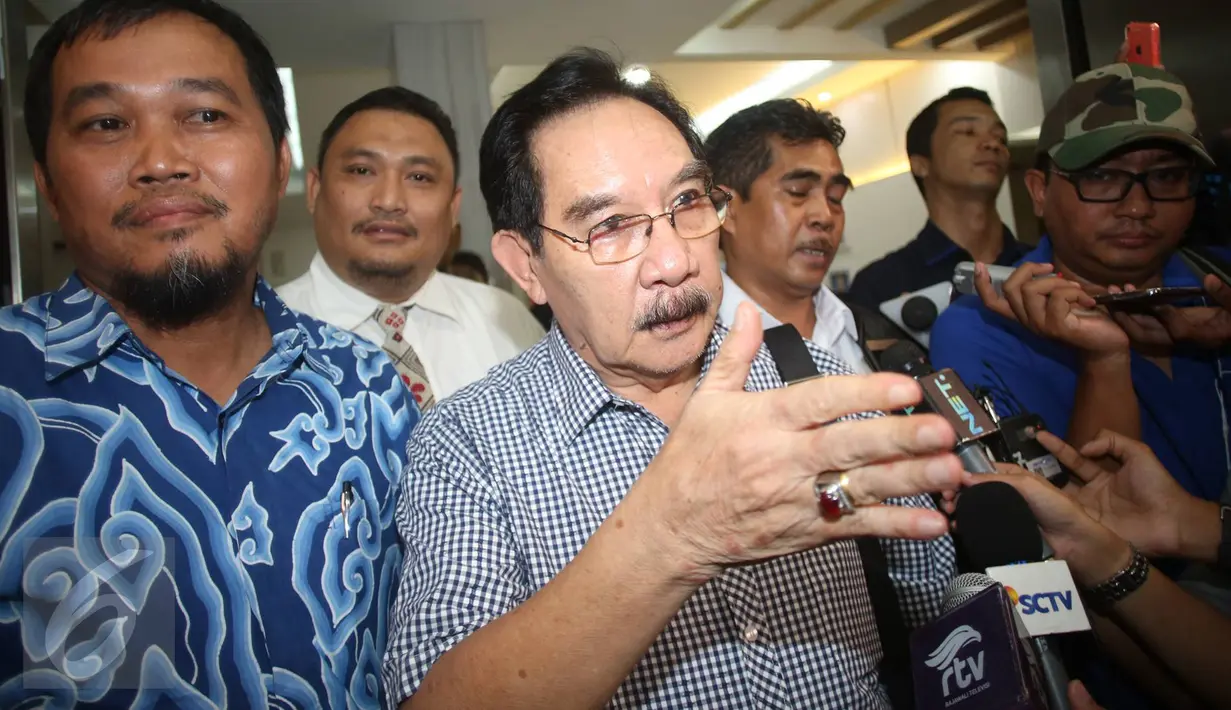 Mantan Ketua Komisi Pemberantasan Korupsi (KPK) Antasari Azhar mendatangi Polda Metro Jaya, Jakarta, Rabu (1/2). Antasari Azhar datang ditemani kuasa hukumnya Boyamin Saiman dan adik Nasrudin Zulkarnaen, Andi Syamsuddin. (Liputan6.com/Immanuel Antonius)
