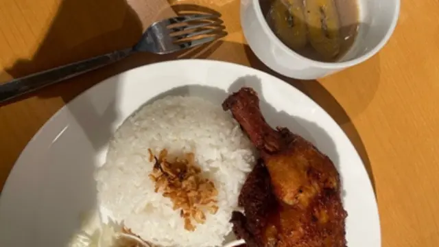 Menu buka puasa di restoran Indonesia di Higashihiroshima, Hiroshima, Jepang.
