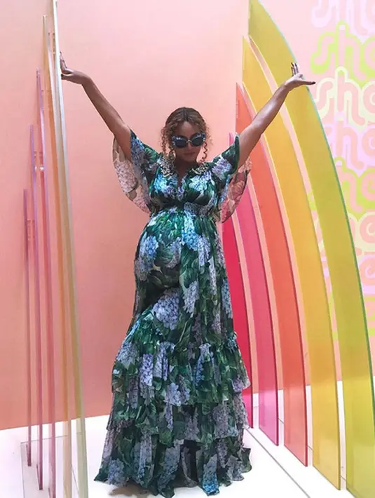 Kelahiran anak kembarnya itu ternyata tidak menjadi kebahagiaan Beyonce dan Jay Z, namun bagi anak pertama mereka, Blu Ivy. Menurut kabar yang beredr, Blue Ivy sangat antusias menyambut kedua adiknya. (Instagram/Beyonce)