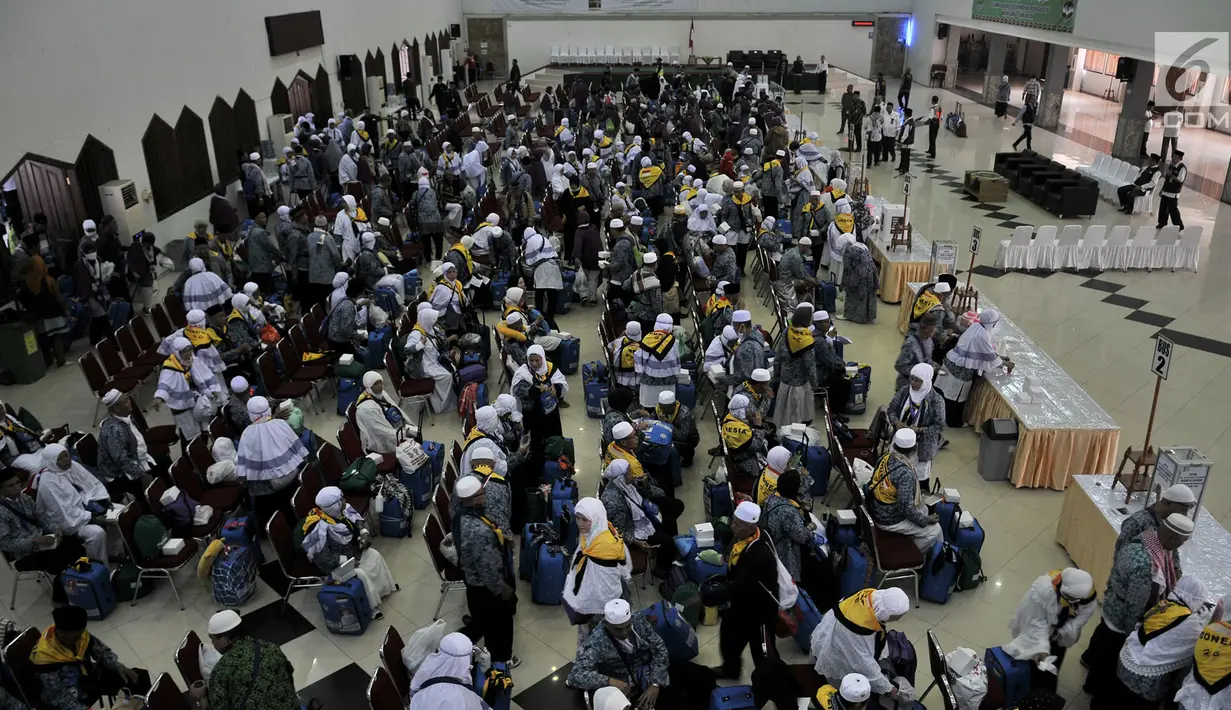 Jemaah haji kelompok terbang (kloter) 2 asal Provinsi Banten tiba di Asrama Haji Pondok Gede, Jakarta, Rabu (29/8). Sebanyak 393 jemaah haji kloter 2 asal Banten tiba di Asrama Haji Pondok Gede sekitar pukul 10.30 WIB. (Merdeka.com/Iqbal S. Nugroho)