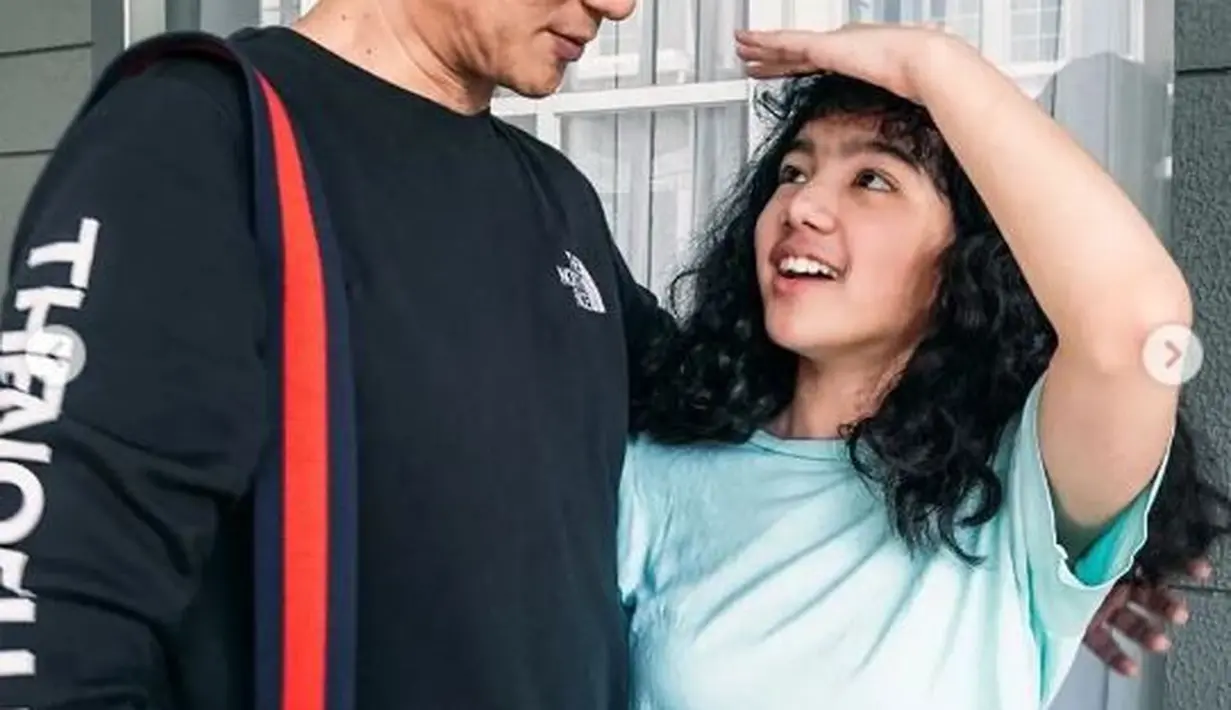 Leticia Charlotte, membandingkan tinggi badannya dengan sang ayah. Ia tak lama lagi akan mengusul tinggi Anji. (Foto: Instagram/@leticiacharlotte)