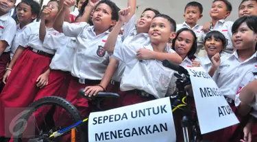 Daffa Farros Oktoviarto mendapat penghargaan dan sepeda gunung dari Wali Kota Semarang Hendrar Prihadi, di SD Kalibanteng 01, Semarang, (20/4).Daffa menjadi perbincangan karena aksi heroiknya menghadang pengendara yang melintas di trotoar. (Foto: Gholib)