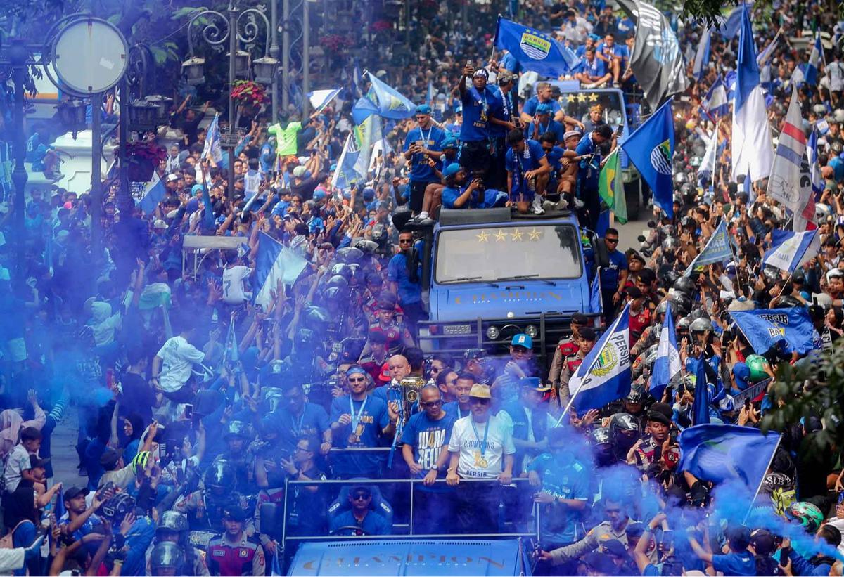 FOTO: Rbuan Boboh Iringi Pawai Persib Bandung