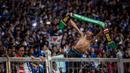 Meski sempat diwarnai kericuhan, namun secara umum para suporter sudah mampu menunjukan sikap dewasa sehingga laga yang dimenangi Arema Cronus 2-0 itu berlangsung aman dan tertib. (Bola.com/Vitalis Yogi Trisna)