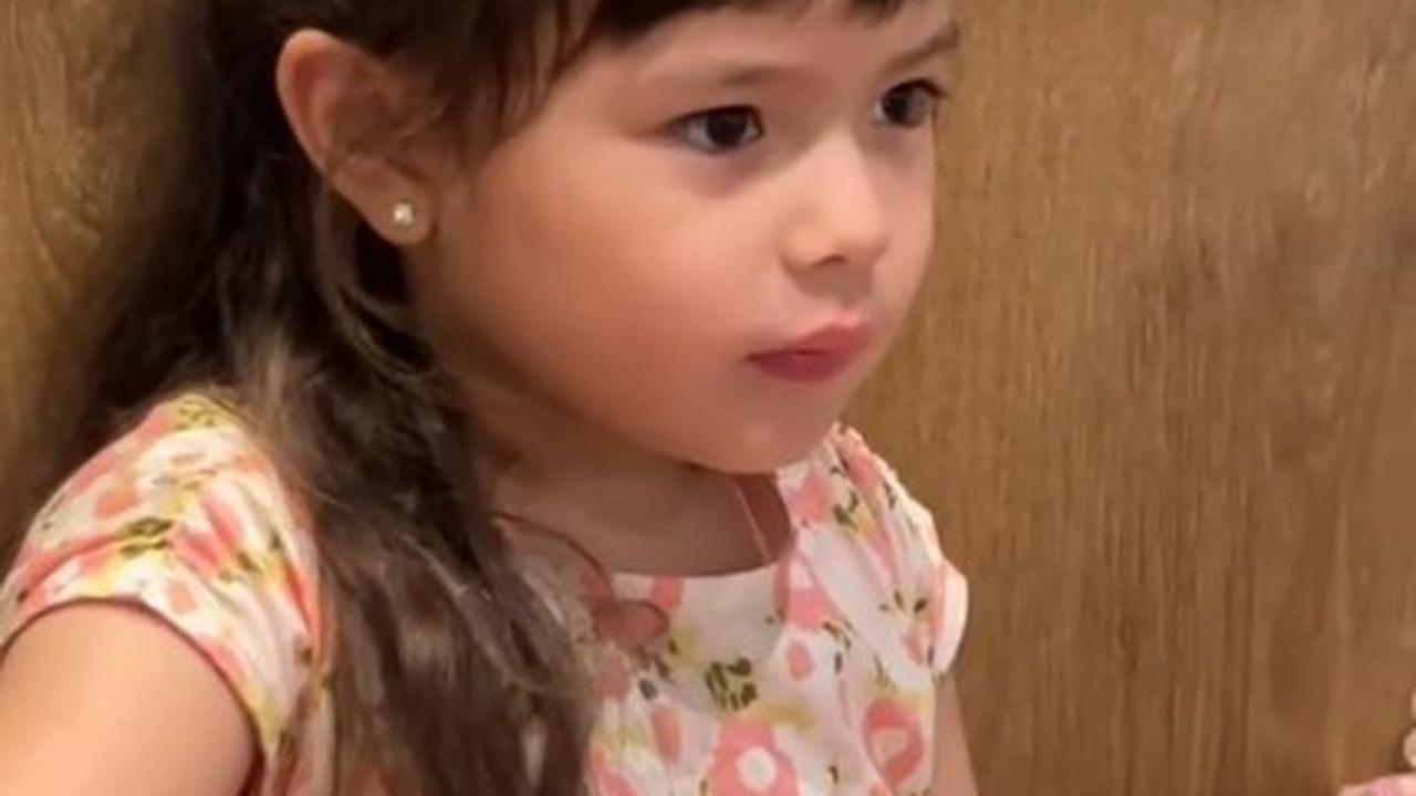Gemas, Momen Chloe Anak Asmirandah Touch Up Pakai Lipstik Setelah Selesai Makan