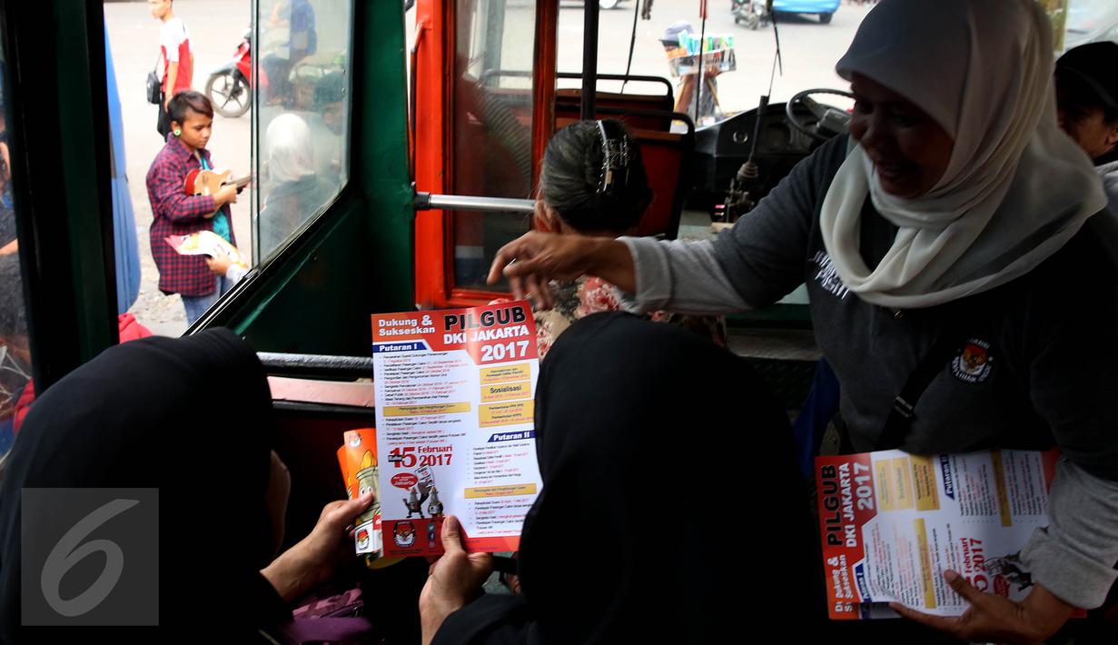 Petugas KPU membagikan brosur kepada penumpang bus saat sosialisasi Pilkada DKI 2017 di Terminal Senen, Jakarta, Minggu (18/12). Sosialisasi pesta demokrasi ini guna mencegah banyaknya pemilih yang golongan putih atau golput. (Liputan6.com/Johan Tallo)