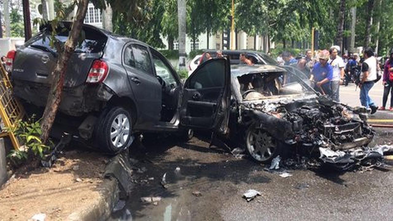 Mercy terbakar setelah hantam Nissan March di depan Konjen China