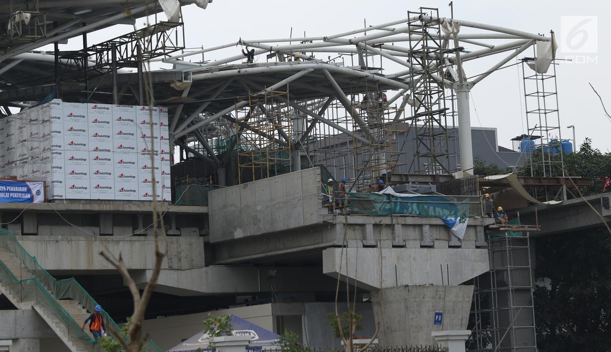 Pekerja beraktivitas saat pembangunan Stasiun kereta LRT Velodrome Rawamangun, Jakarta, Selasa (17/7). LRT fase 1 rute Kelapa Gading-Velodrome Rawamangun sepanjang 5,8 kilometer ditarget selesai jelang Asian Games 2018. (Liputan6.com/Helmi Fithriansyah)