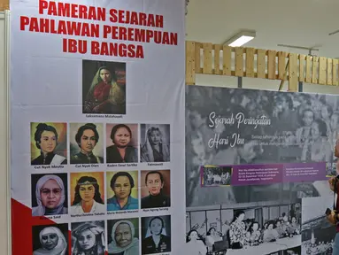 Pengunjung melihat pameran Peringatan Hari Ibu di Museum Kebangkitan Nasional, Jakarta, Minggu (22/12/2019). Pameran ini dalam rangka memperingati Hari Ibu dengan memamerkan literasi sejarah pahlawan ibu bangsa yang di tulis kembali oleh sekolah darurat kartini. (Liputan6.com/Herman Zakharia)