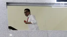 Anggota DPR Fraksi PAN, Sukiman menaiki tangga menuju ruang pemeriksaan di Gedung KPK, Jakarta, Rabu (20/2). Sukiman diperiksa terkait kasus dugaan suap pengurusan dana perimbangan Kabupaten Pengunungan Arfak, Papua. (Merdeka.com/Dwi Narwoko)