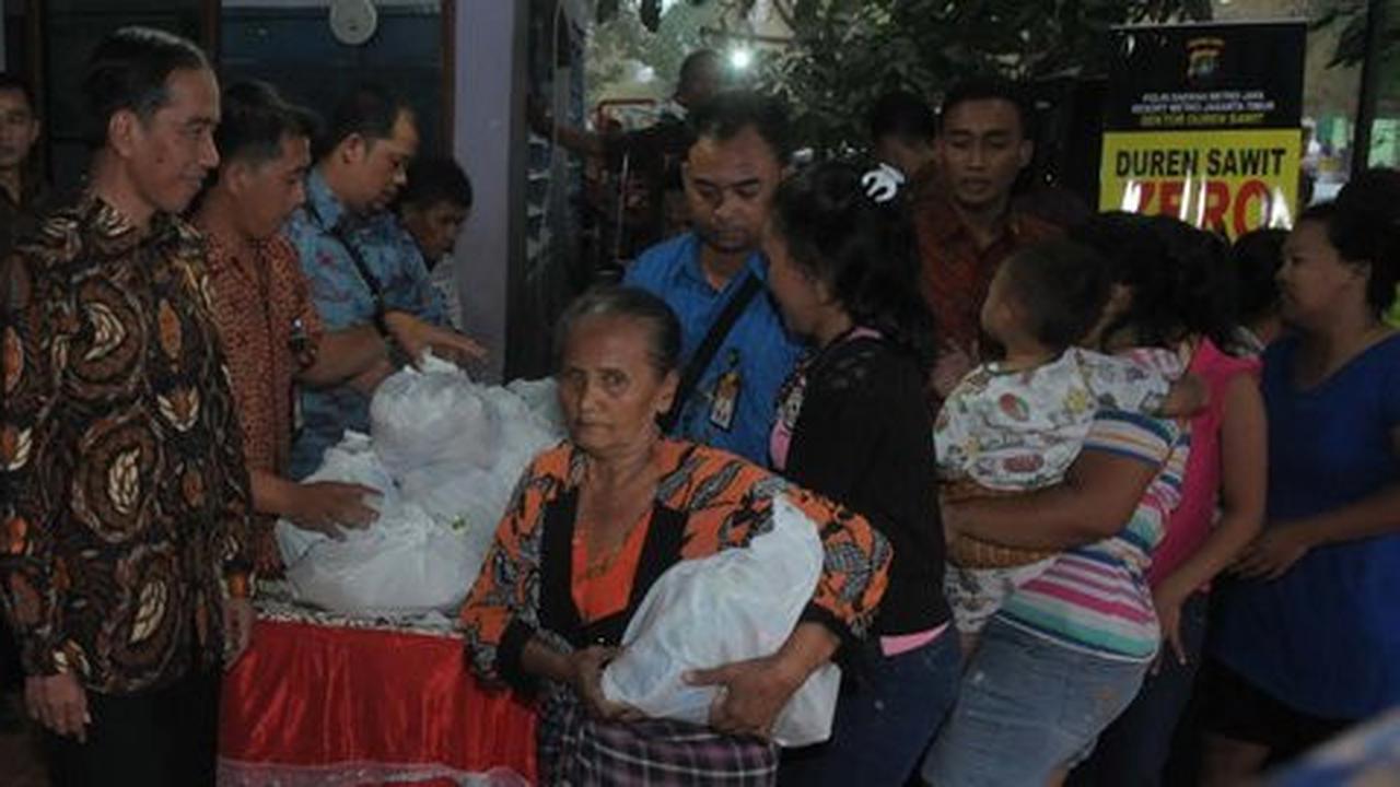 Bagi sembako gratis, Jokowi dikerumuni warga