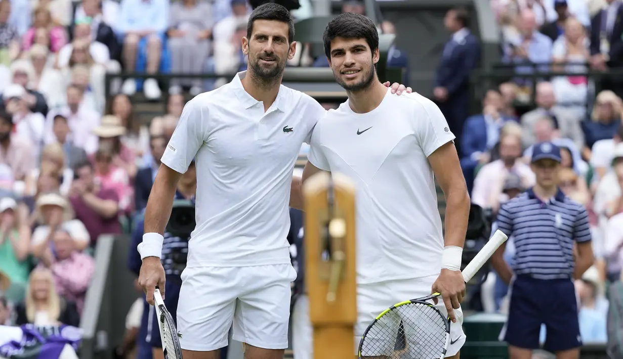 Petenis Serbia, Novak Djokovic (kiri) dan petenis Spanyol, Carlos Alcaraz berfoto bersama sebelum laga final tunggal putra turnamen tenis Grand Slam Wimbledon 2023 di All England Lawn and Tennis Club, London, Minggu (16/7/2023) malam WIB. (AP Photo/Kirsty Wigglesworth)