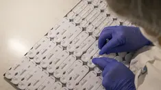 Seorang karyawan bekerja di NG Biotech, start-up yang membuat berbagai tes medis, termasuk kit COVID-19, di Guipry, Prancis pada 7 Januari 2022. Prancis memecahkan rekor infeksi harian tertinggi di Eropa membuat produsen bekerja keras memenuhi permintaan besar untuk tes. (AP Photo/Jeremias Gonzalez)