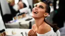 Bella Hadid tertawa usai dipakaikan make-up di belakang panggung Blenheim Palace pada peragaan busana kolehsi Dior, Cruise 2017 di Woodstock, Inggris, 31 Mei 2016. (REUTERS/Dylan Martinez)