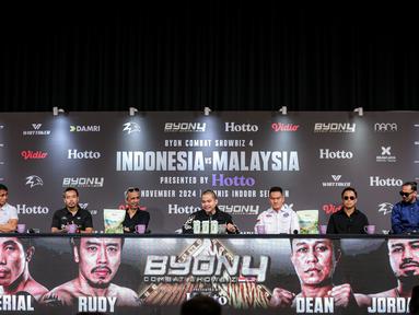 CEO Byon, Yoshua Marcellos memberikan keterangan saat konferensi pers Byon Combat Showbiz Volume 4 yang berlangsung di SCTV Tower, Jakarta, Senin (28/10/2024) siang WIB. Ajang tersebut nantinya akan mempertemukan petarung Indonesia versus Malaysia di Tennis Indoor Senayan, Jakarta pada 30 November mendatang. (Bola.com/Bagaskara Lazuardi)
