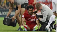 Petugas medis memeriksa bahu striker Liverpool, Mohamed Salah pada laga final Liga Champions di Stadion NSC Olimpiyskiy, Kiev, Minggu (27/5/2018). Salah mengalami cedera bahu usai dilanggar Ramos. (AP/Sergei Grits)