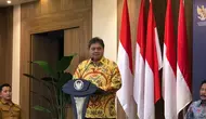 Menteri Koordinator Bidang Perekonomian Airlangga Hartarto, menyampaikan revisi aturan Devisa Hasil Ekspor (DHE) akan selesai April 2023. (Tira/Liputan6.com)