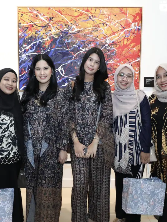 Aksi one set printed dengan aksen lengan asimetris juga hadirkan gaya yang memesona. [Foto: Instagram/ Annisa Yudhoyono]